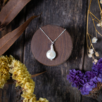 Pearl teardrop pendant with chain